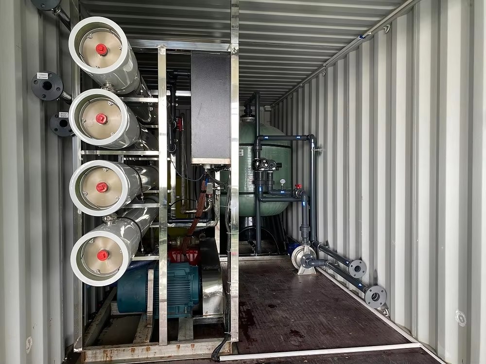 Containerized reverse osmosis water treatment system